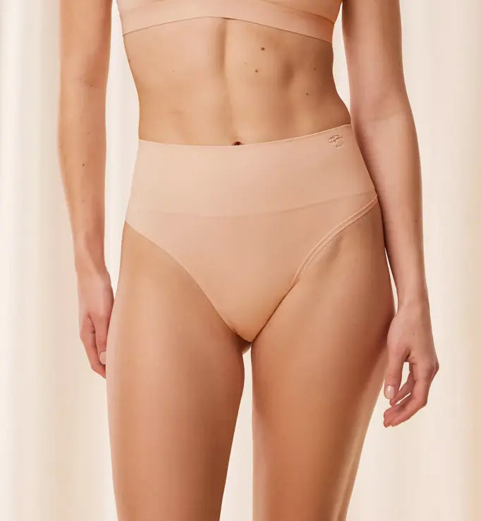 Faja TANGA Soft Sculpt sin costuras invisible control medio TRIUMPH