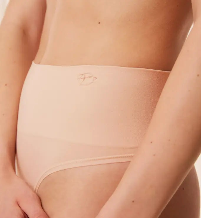 Faja TANGA Soft Sculpt sin costuras invisible control medio TRIUMPH