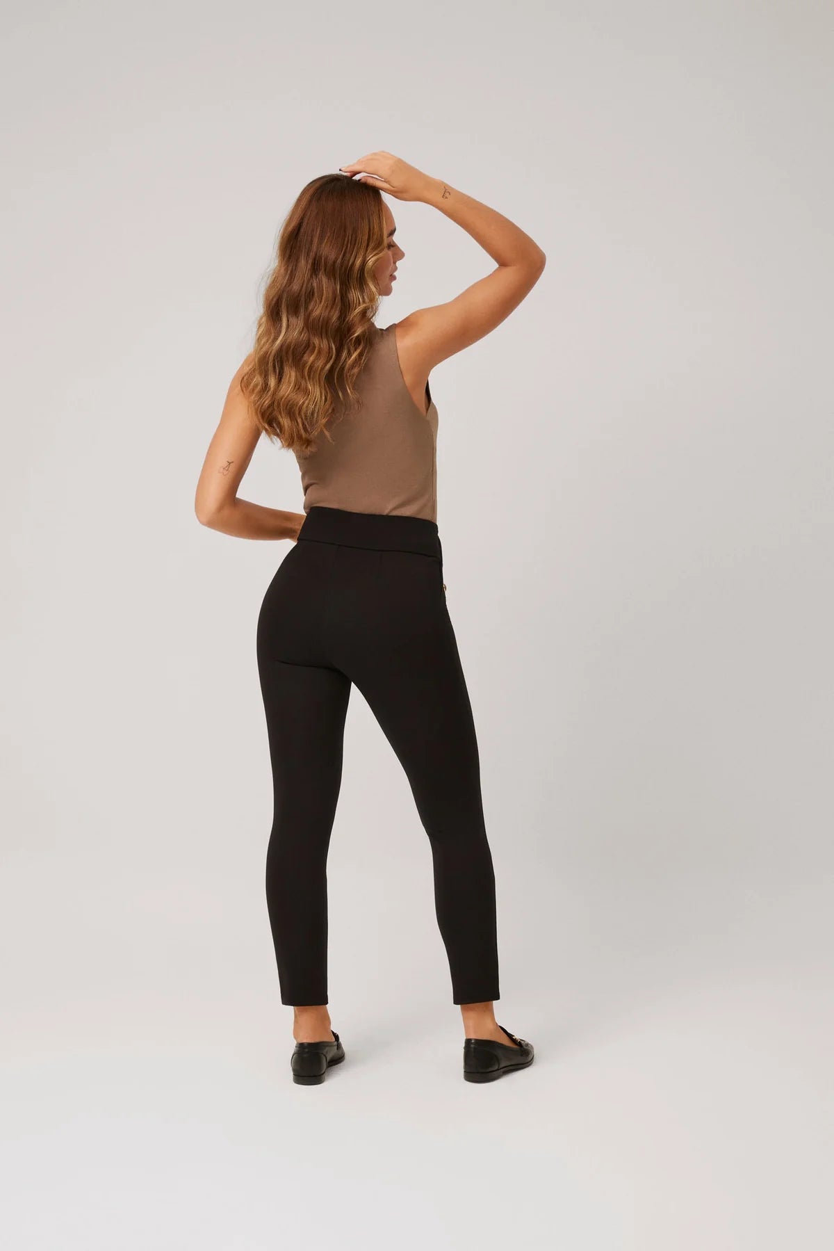 Leggings talle alto negros con botones decorativos Ysabel Mora