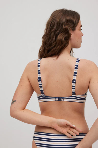 Top bikini triángulo sin aros estampado rayas bronce y marino COMBINABLE YSABEL MORA copa C