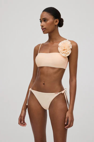 Bikini con aplique flor y braga brasileña ysabel mora