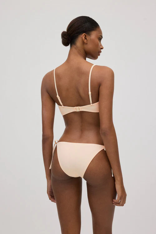 Bikini bandeau con aplicación de flor YSABEL MORA