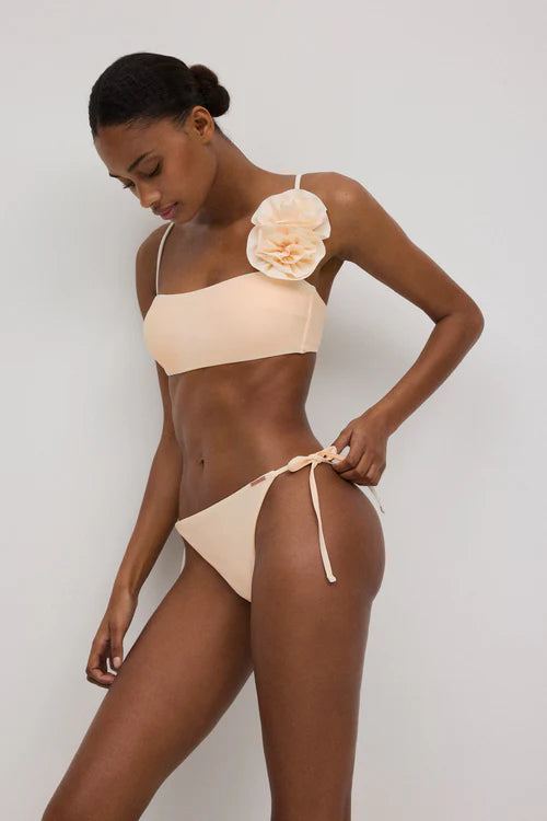 Bikini bandeau con aplicación de flor YSABEL MORA