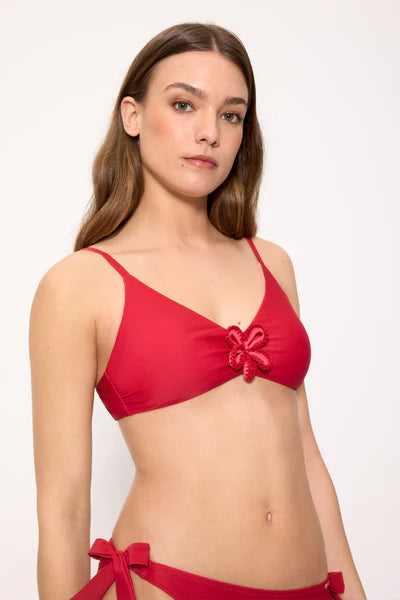 Top bikini sin aros COMBINABLE rojo con aplicacion de flor YSABEL MORA copa B