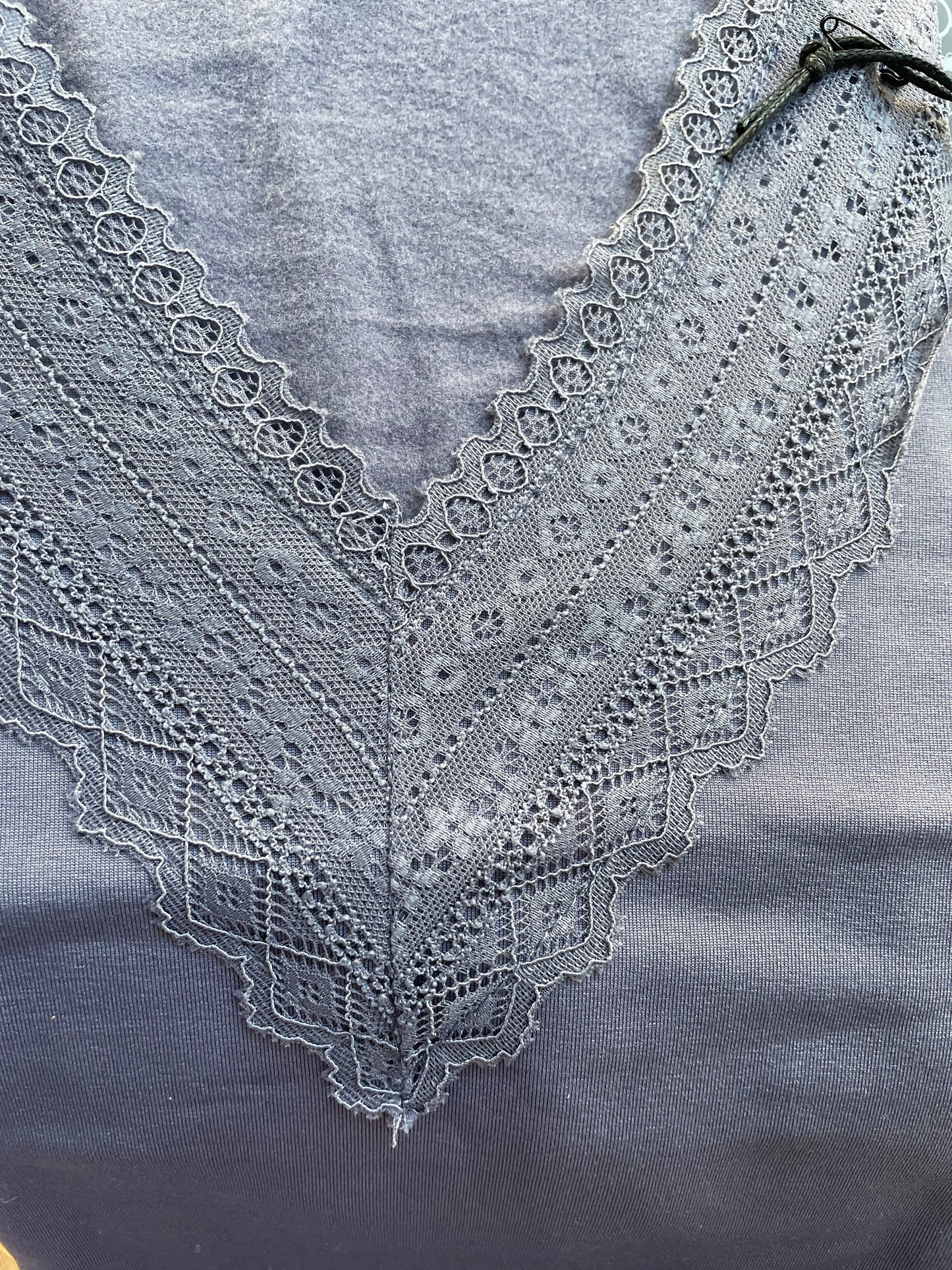 Camiseta TÉRMICA mujer cuello de pico y suave encaje YSABEL MORA