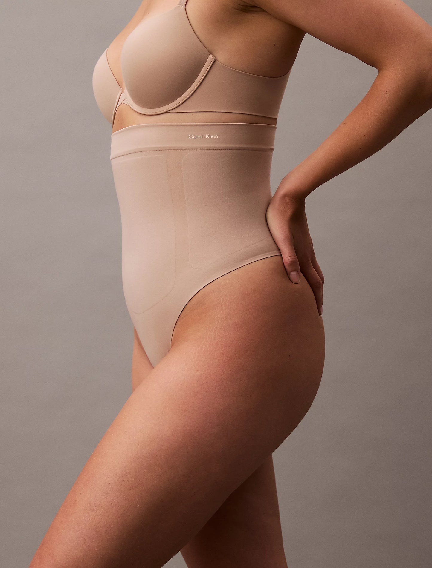 Faja TANGA de talle alto con CONTROL FUERTE sin costuras CALVIN KLEIN