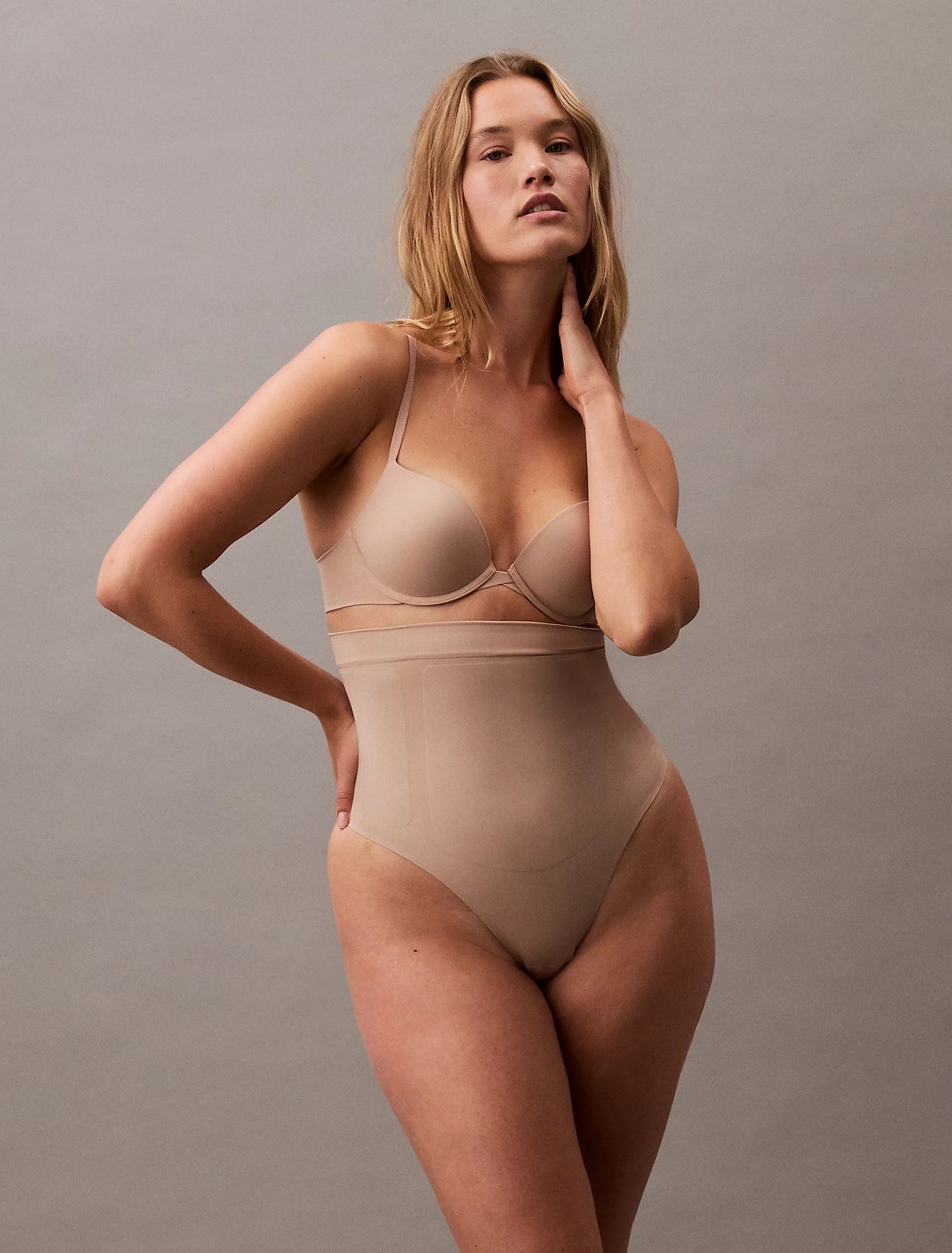 Faja TANGA de talle alto con CONTROL FUERTE sin costuras CALVIN KLEIN