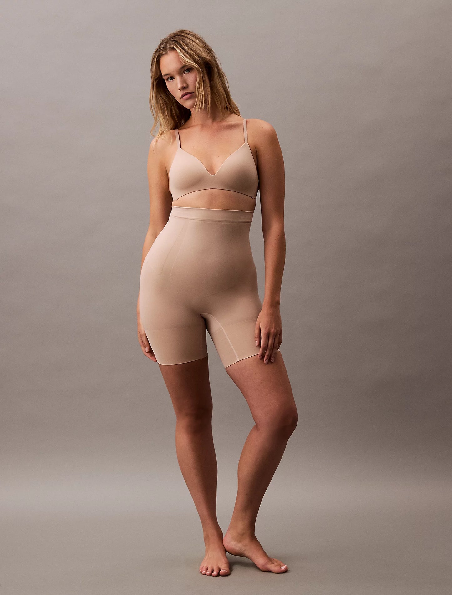 Faja pantalón talle alto CONTROL FUERTE sin costuras Mid Thigh Short CALVIN KLEIN