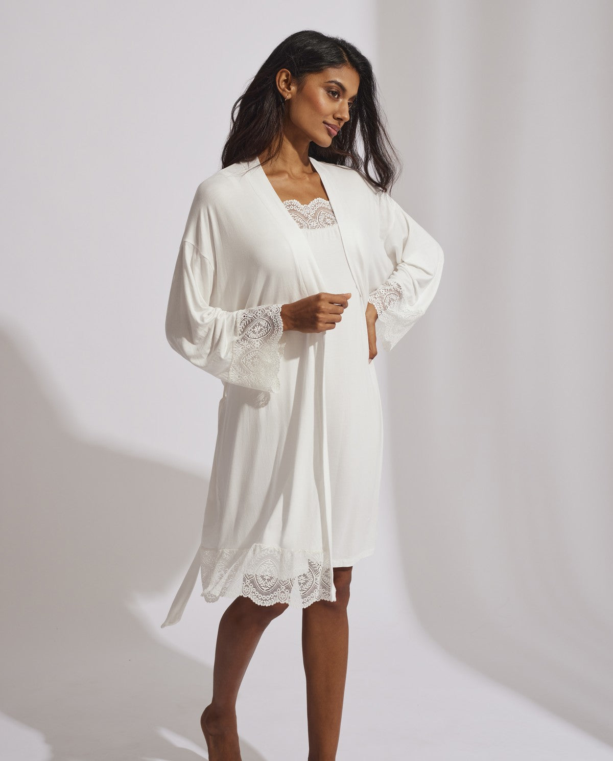 Bata con blonda en mangas para novia de selmark