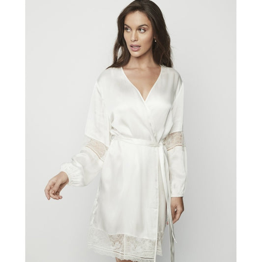 Bata lencera con encaje en manga y colección AGATHA SELMARK