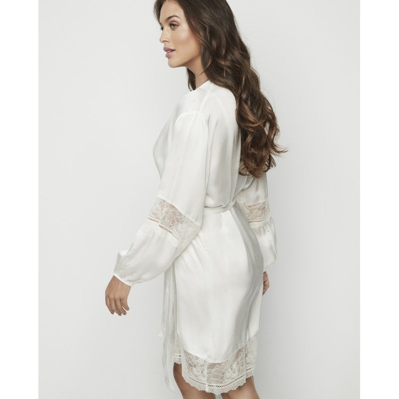 Bata lencera con encaje en manga y colección AGATHA SELMARK