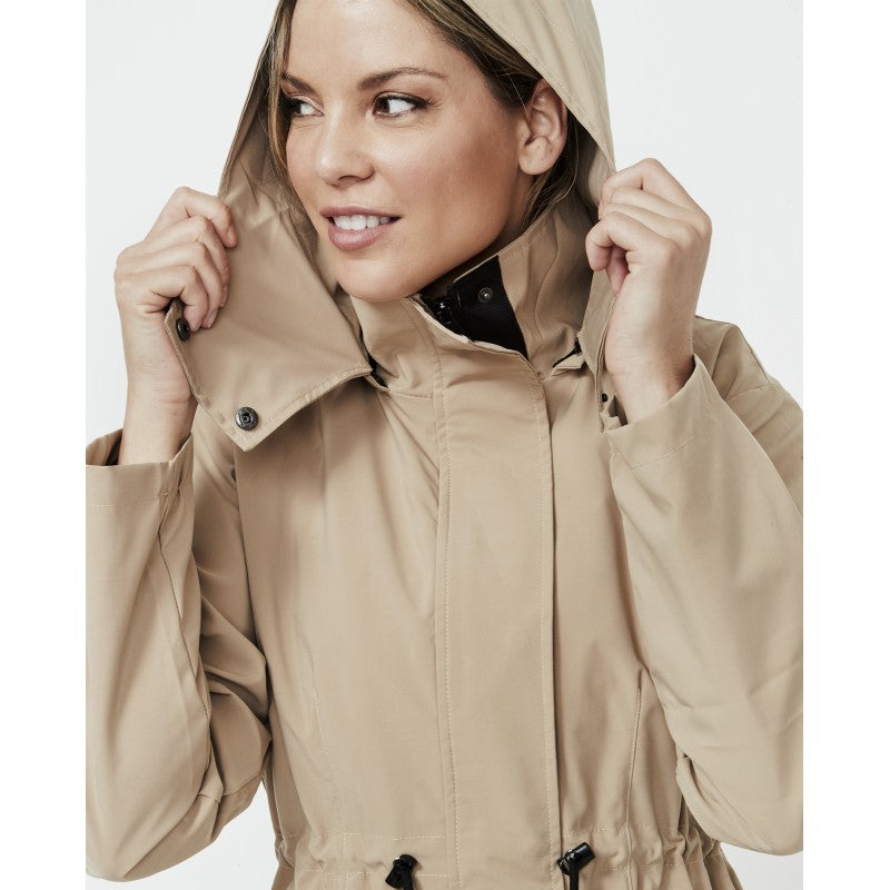 Chaqueta cortavientos camel colección Pilar Rubio para Selmark