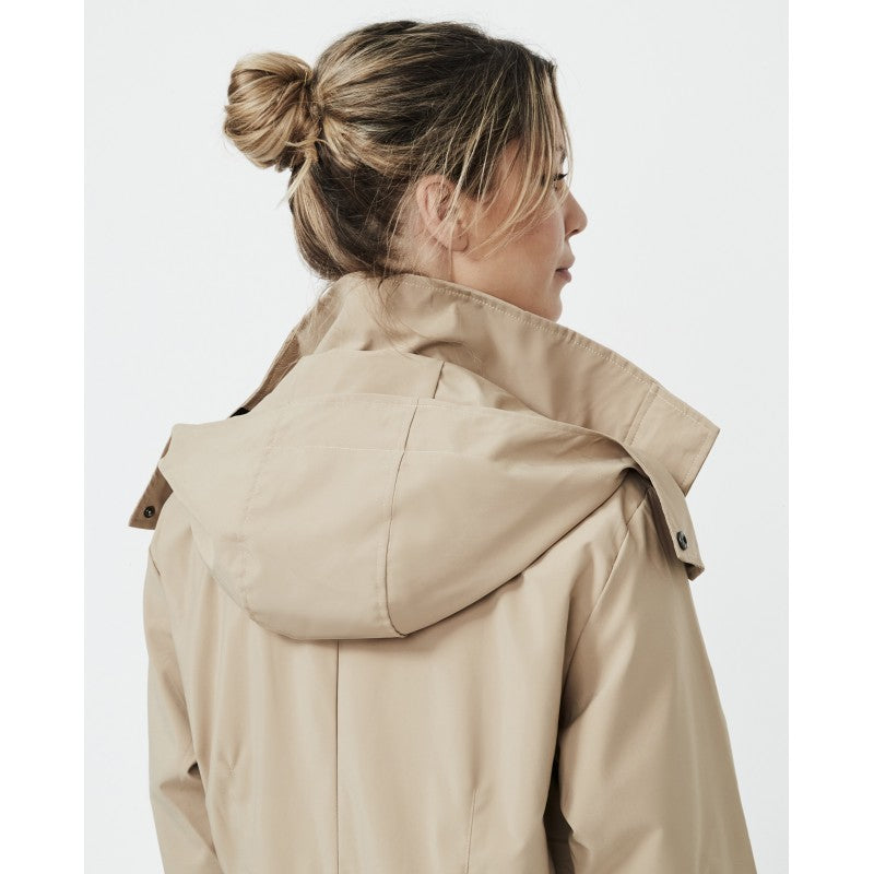 Chaqueta cortavientos camel colección Pilar Rubio para Selmark