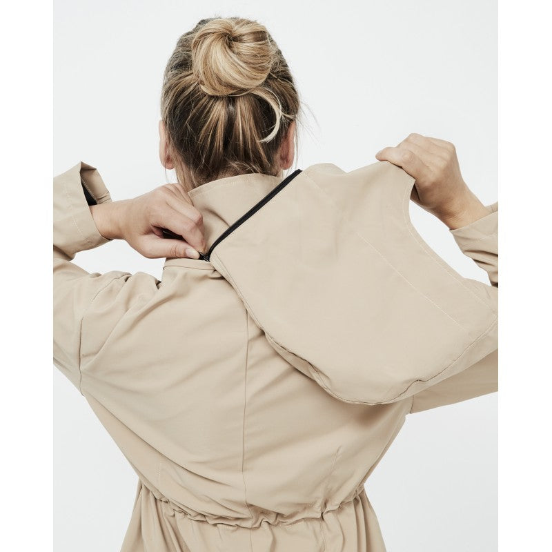 Chaqueta cortavientos camel colección Pilar Rubio para Selmark