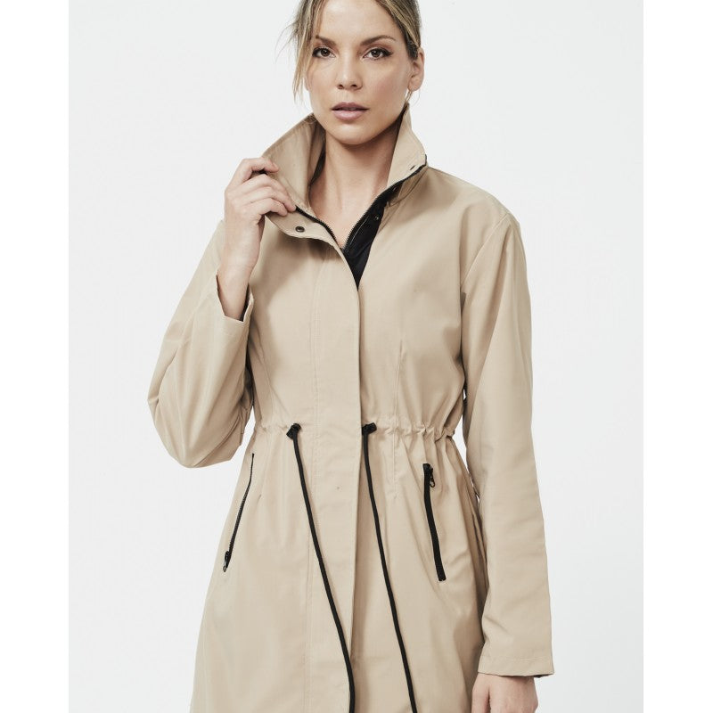 Chaqueta cortavientos camel colección Pilar Rubio para Selmark