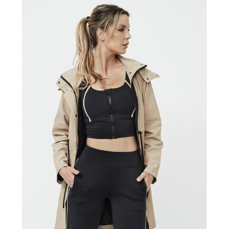 Chaqueta cortavientos camel colección Pilar Rubio para Selmark