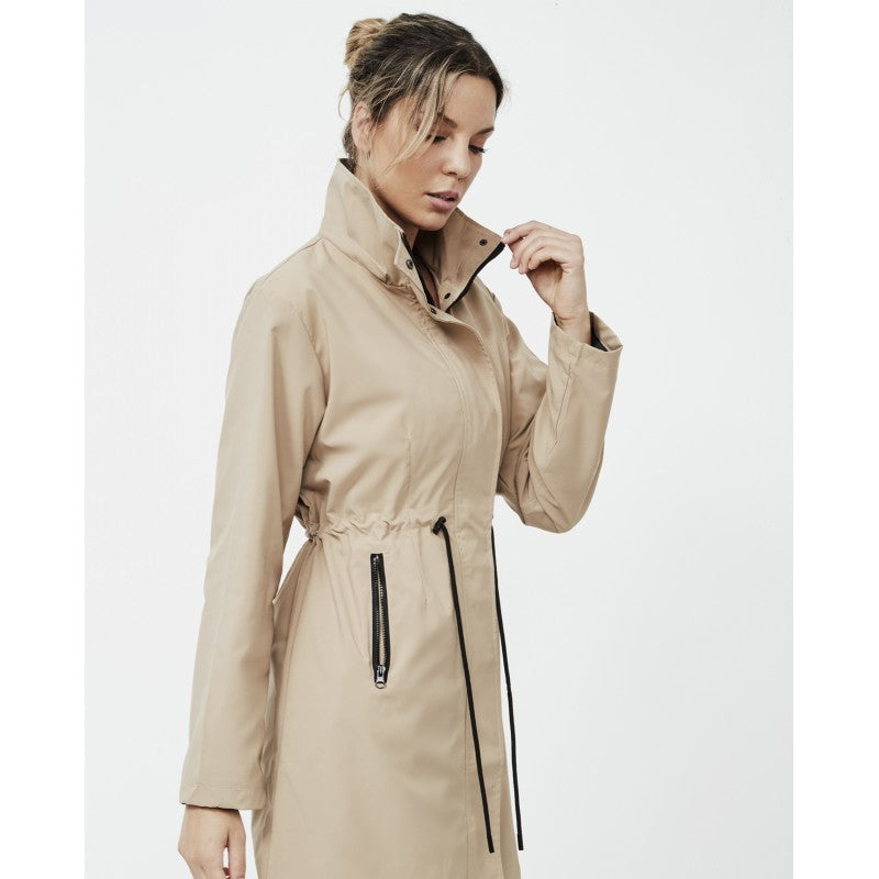Chaqueta cortavientos camel colección Pilar Rubio para Selmark