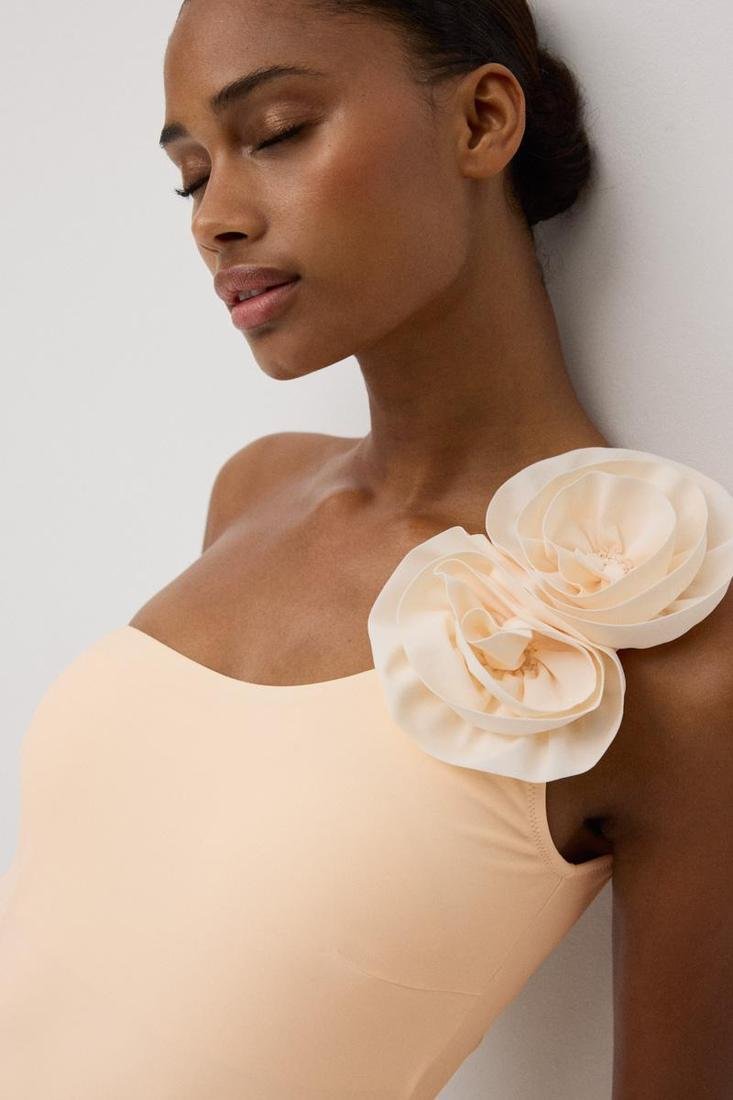 Bañador escote asimétrico copa B con aplique de flores YSABEL MORA