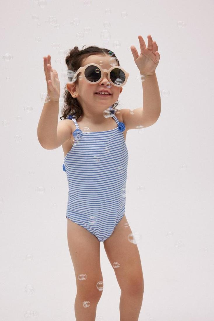 Bañador niña estampado rayas con flores en los tirantes Ysabel Mora