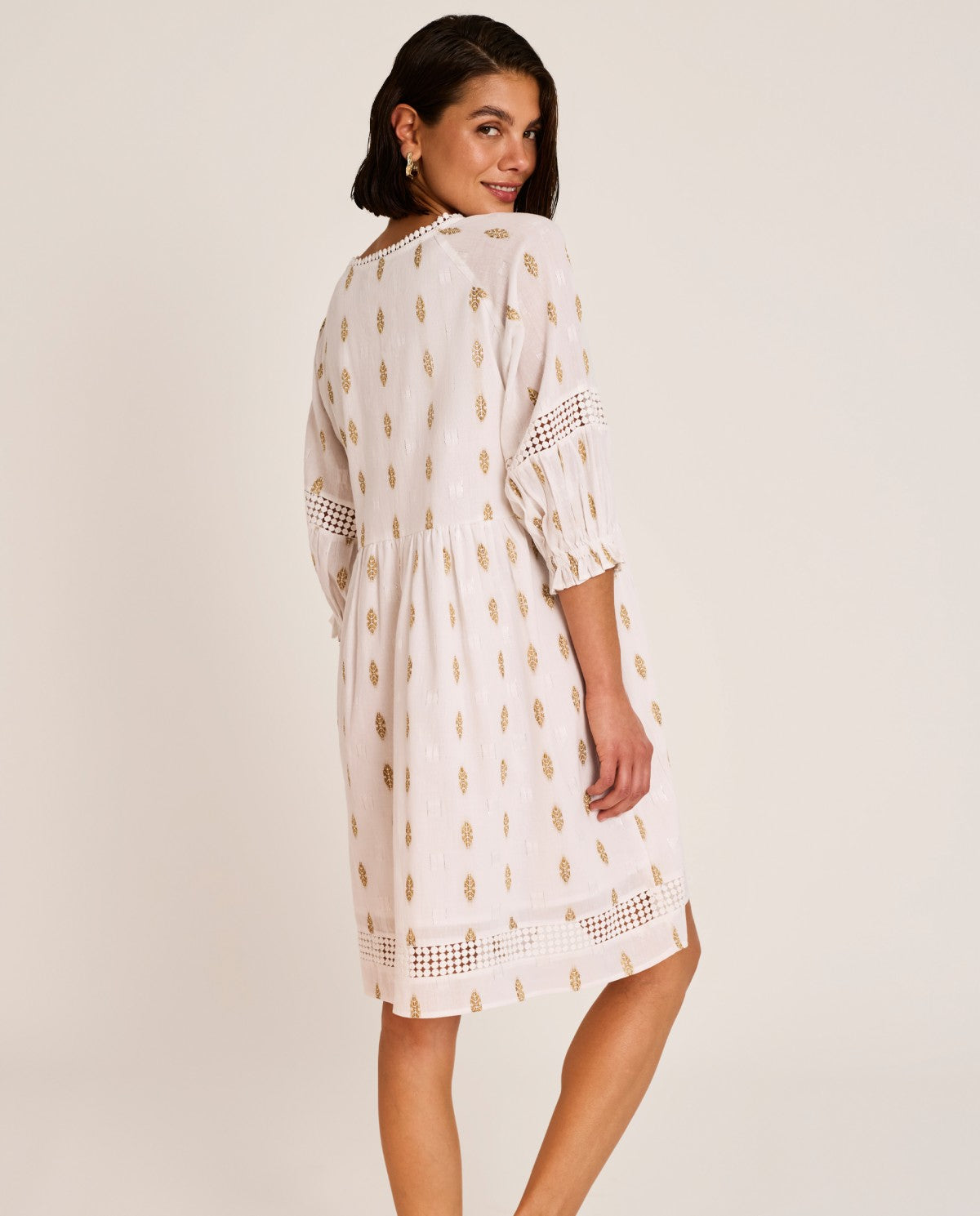Vestido blusón blanco con bordados en lurex dorado SELMARK