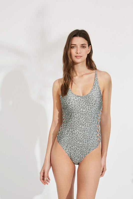 Bañador estampado animal print plateado con los laterales calados YSABEL MORA