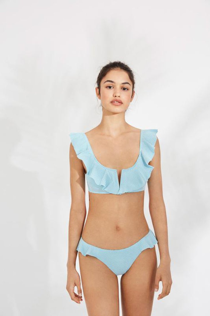 Top de bikini COMBINABLE sin aros estampado rayas celeste con volante YSABEL MORA