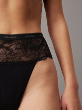 Cargar imagen en el visor de la galería, Tanga de talle alto con encaje línea Modern Lace CALVIN KLEIN