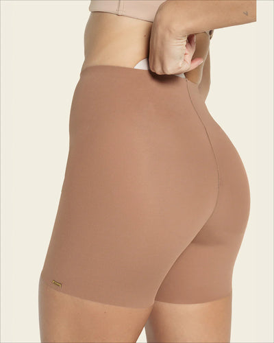 Faja pantalón invisible CON ALMOHADILLA EXTRAIBLE push up levanta glúteos Leonisa