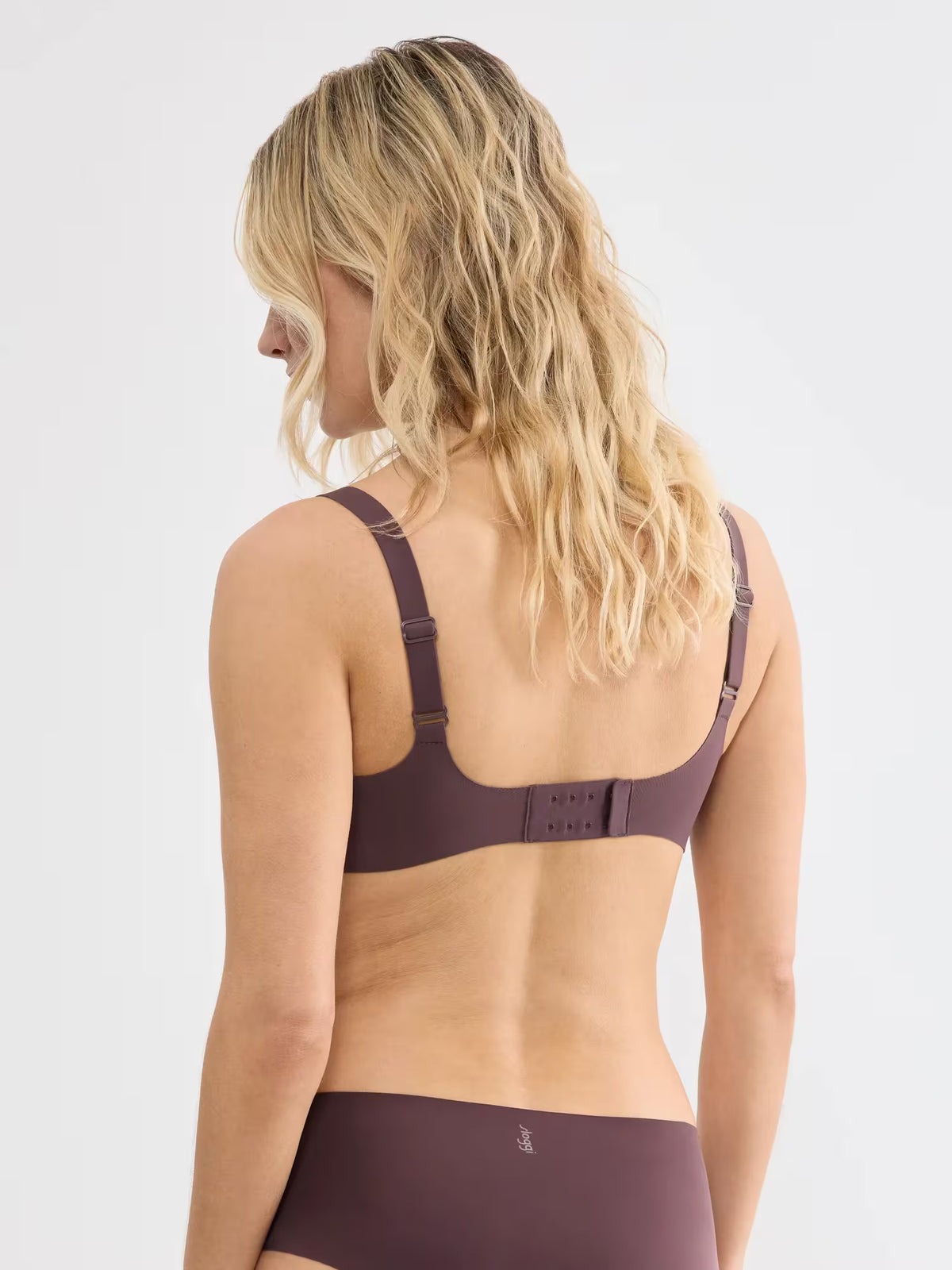 Sujetador color merlot sin aros ni costuras ZERO Feel 2.0 THE UP TShirt Bra SLOGGI