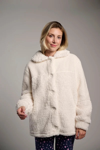 Bata corta polar borreguito mujer blanca con botones MUYDEMI by YSABEL MORA