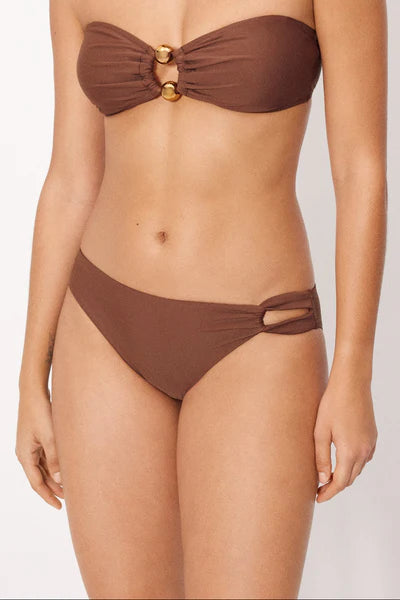 Bikini bandeau sin aros marrón con detalle dorado en escote YSABEL MORA