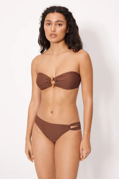 Bikini bandeau sin aros marrón con detalle dorado en escote YSABEL MORA