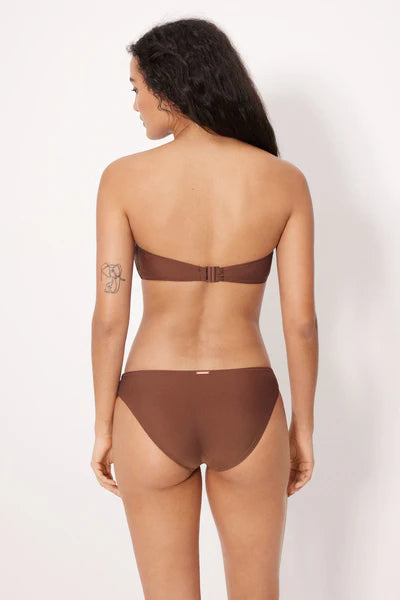 Bikini bandeau sin aros marrón con detalle dorado en escote YSABEL MORA