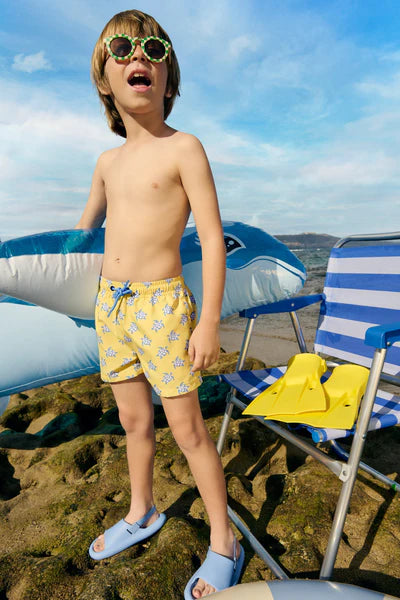 Bañador niño corto estampado tortugas amarillo Ysabel Mora