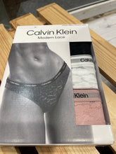 Cargar imagen en el visor de la galería, Pack 3 Bragas bikini encaje elástico colores surtidos Modern Lace con nuevo logo CALVIN KLEIN