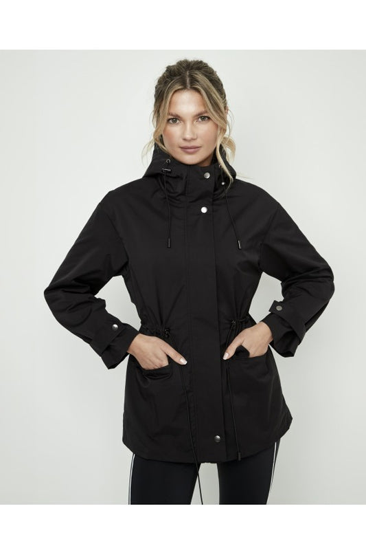 Cazadora impermeable negra colección Pilar Rubio para Selmark