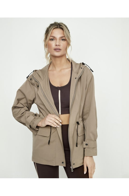 Cazadora impermeable color tostado colección Pilar Rubio para Selmark
