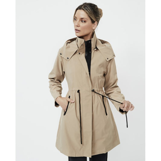 Chaqueta cortavientos camel colección Pilar Rubio para Selmark