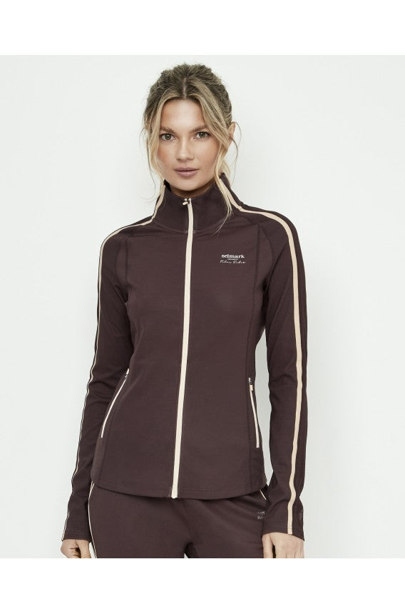 Chaqueta deportiva color marrón colección Pilar Rubio para Selmark