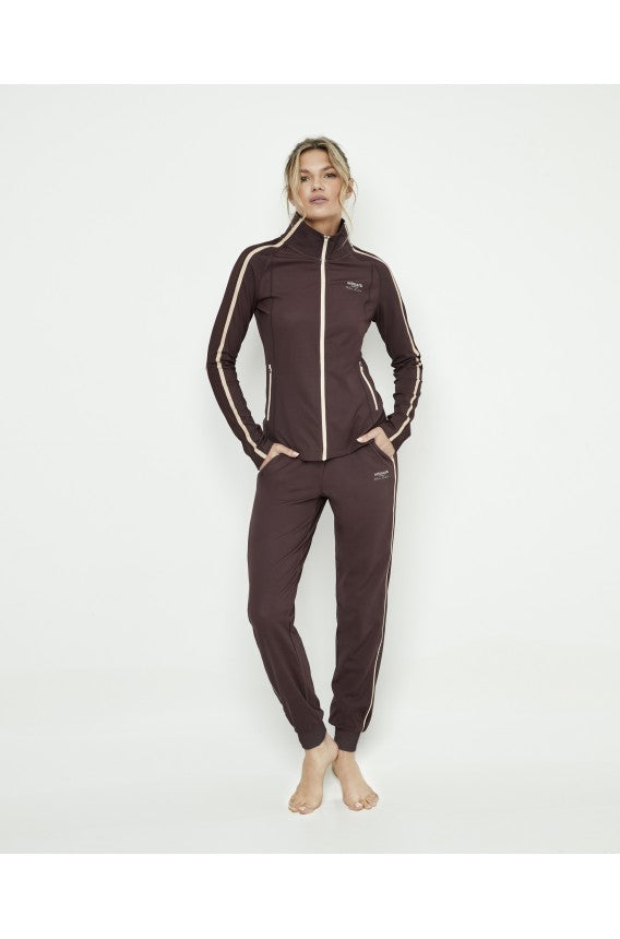 Chaqueta deportiva color marrón colección Pilar Rubio para Selmark
