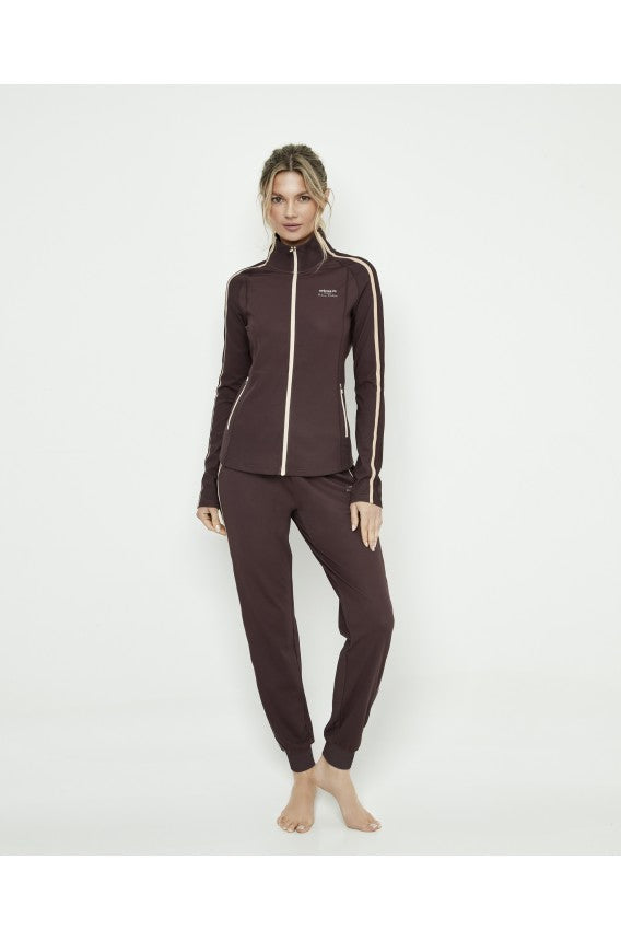 Chaqueta deportiva color marrón colección Pilar Rubio para Selmark