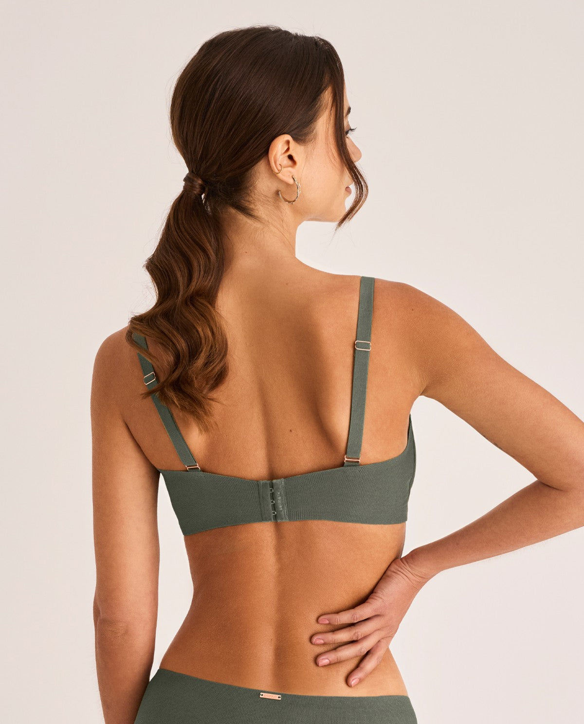 Sujetador sin costuras y sin aros básico 24 horas color khaki colección ONE de SELMARK