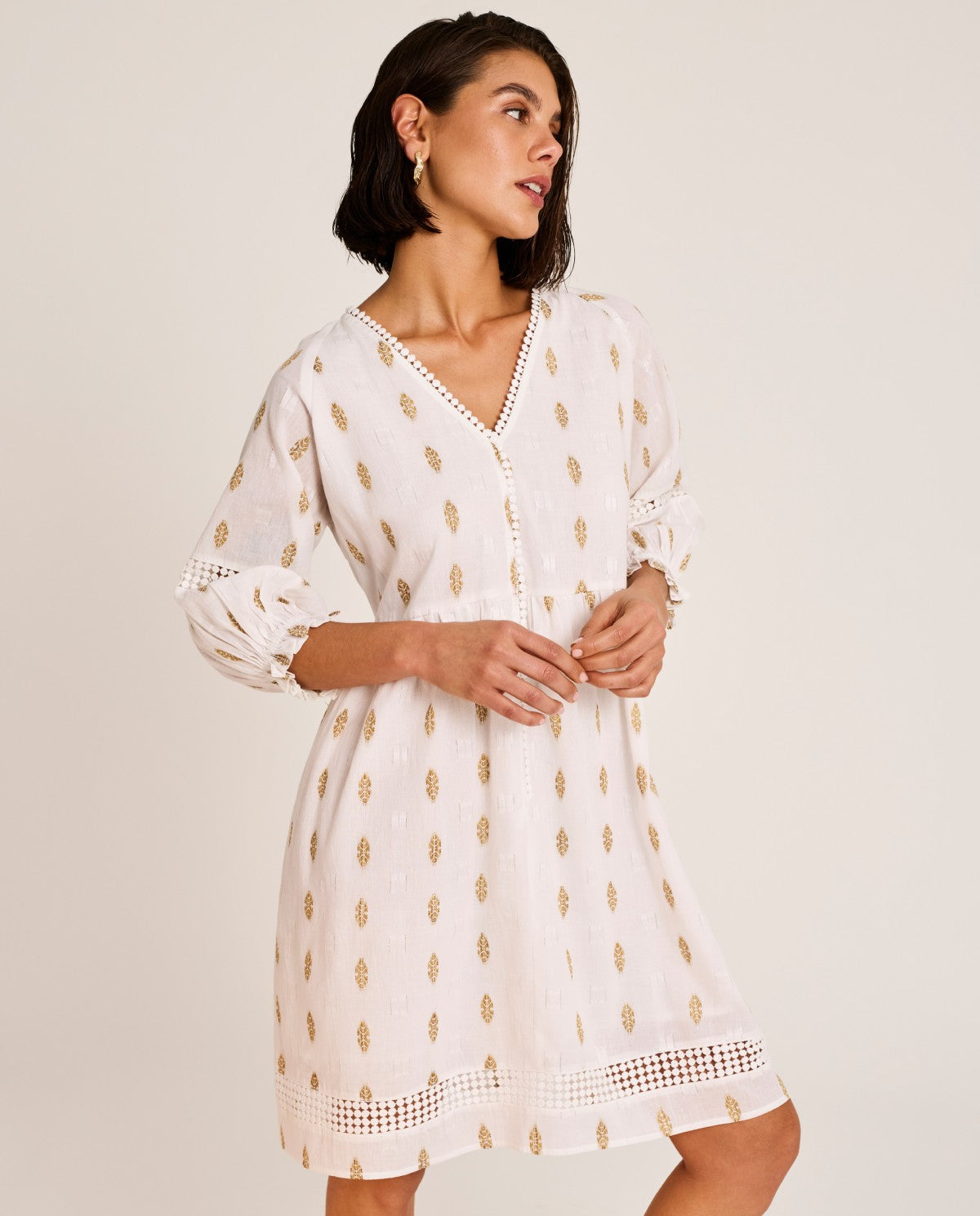 Vestido blusón blanco con bordados en lurex dorado SELMARK