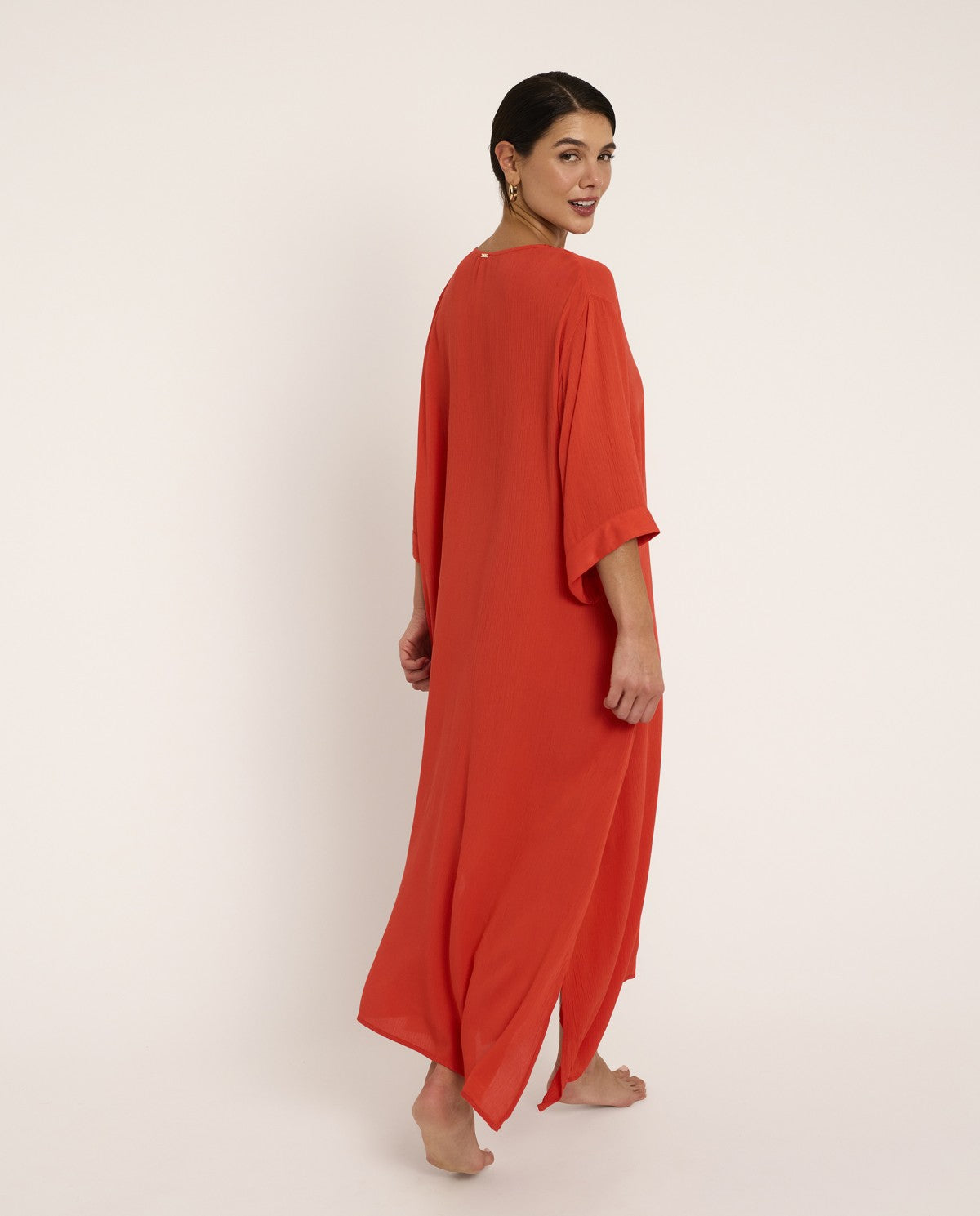 Vestido largo tejido arrugado con escote de pico coral SELMARK