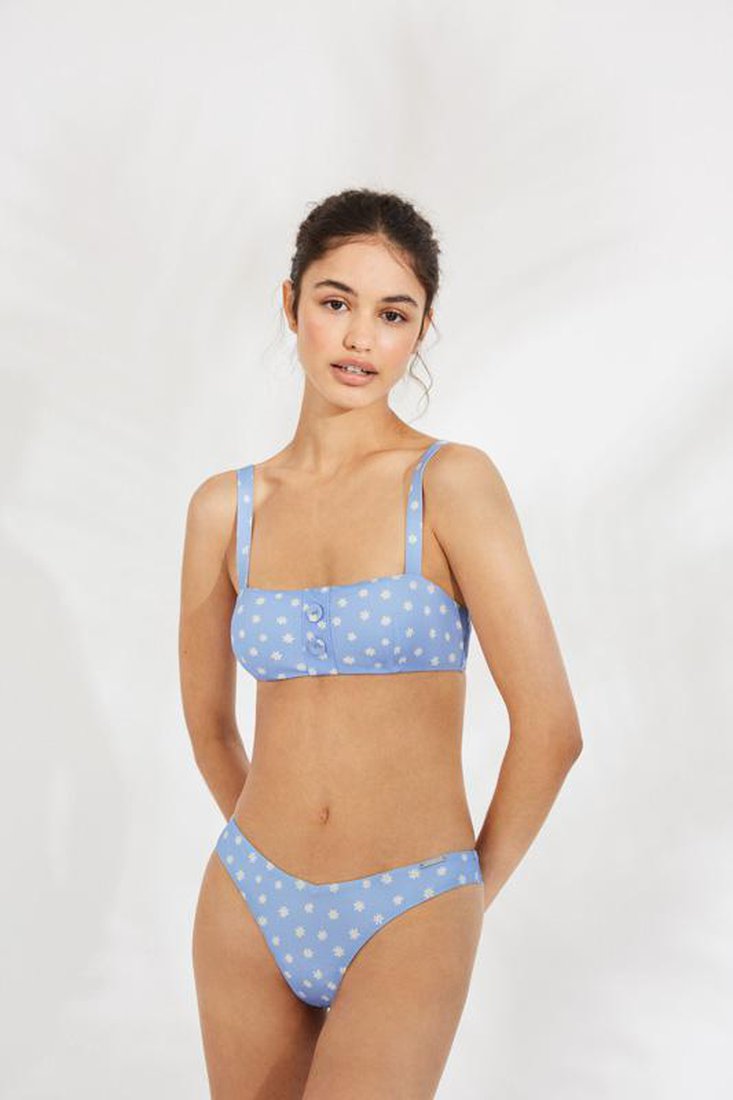 Top de bikini bandeau COMBINABLE azul estampado de margaritas YSABEL MORA