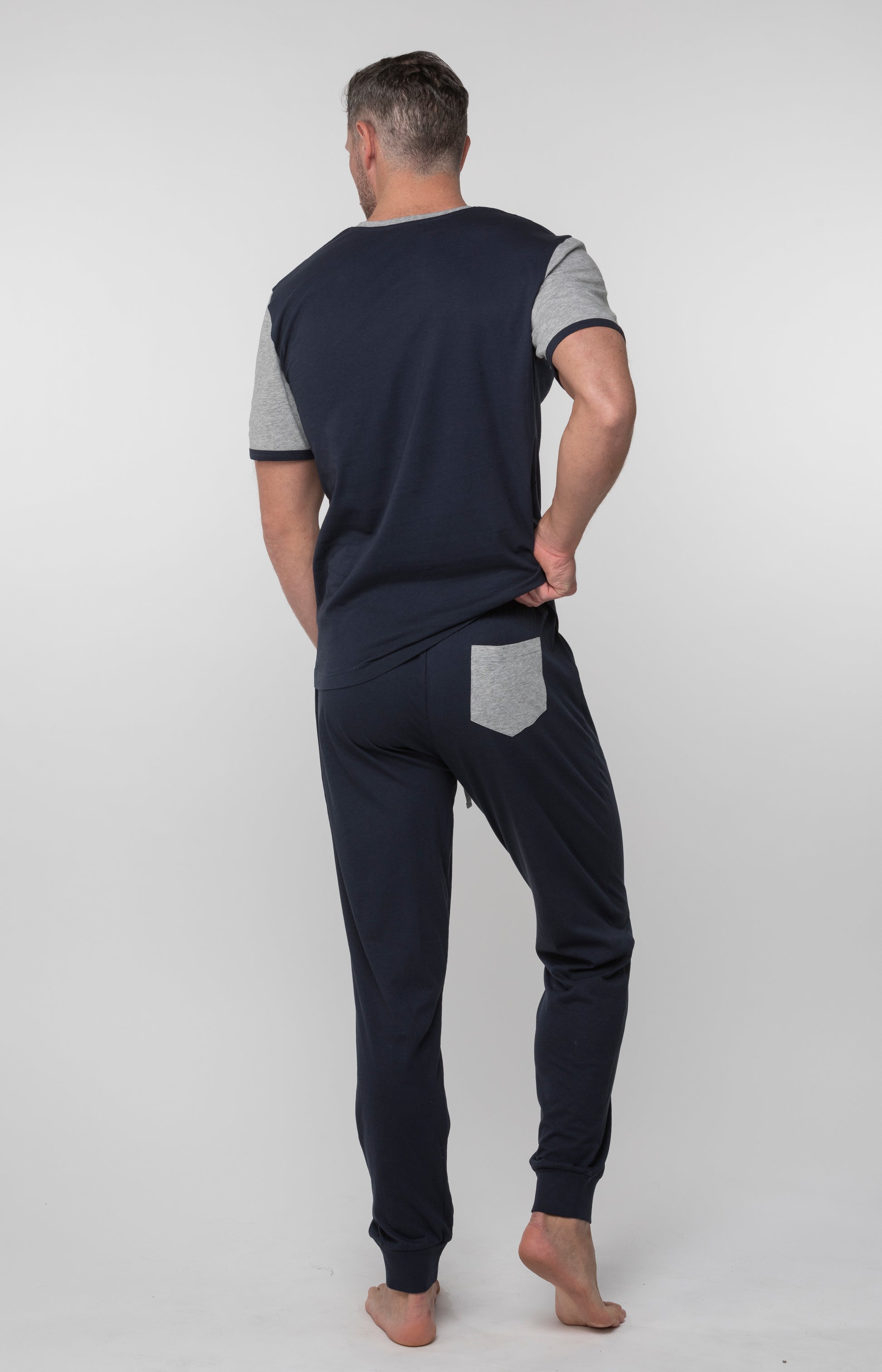 pijama de hombre de manga corta y pantalón largo.