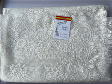 Cargar imagen en el visor de la galería, Mantilla de encaje floral tamaño grande 120x250 cm Artesanía Pertíñez