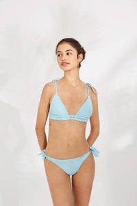 Top de bikini COMBINABLE corte triángulo sin aros estampado rayas azules YSABEL MORA